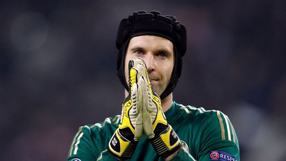 Brankář Petr Čech je nejen obhájcem prvenství, ale také abecedně prvním hráčem nejlepší desítky. Vyhraje opět gólman Chelsea?