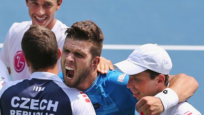Šťastný Jiří Veselý po rozhodující vítězné dvouhře barážového souboje Davis Cupu proti Indii.