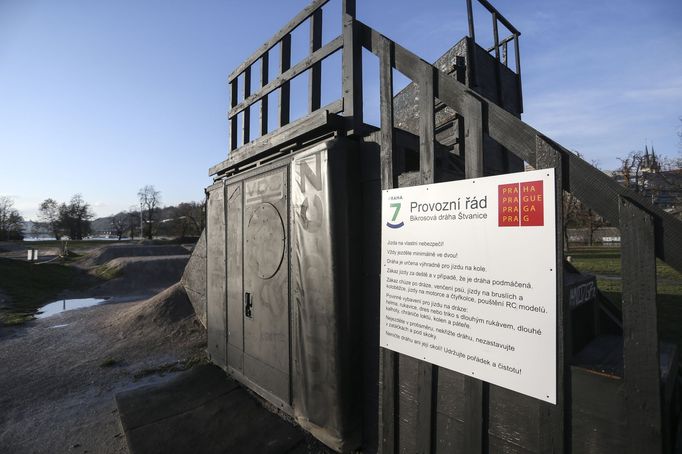 Na Štvanici je místo hokejového stadionu bikrosový park