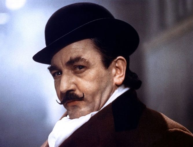 Albert Finney jako belgický detektiv Hercule Poirot ve snímku Vražda v Orient Expressu z roku 1974. | Foto: Paramount Pictures / Joe Pearce