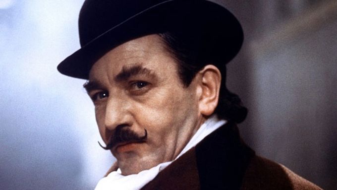 Albert Finney jako belgický detektiv Hercule Poirot ve snímku Vražda v Orient Expressu z roku 1974.