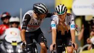 17. etapa Tour de France 2023: Vyčerpaný Tadej Pogačar v cíli (vpravo)