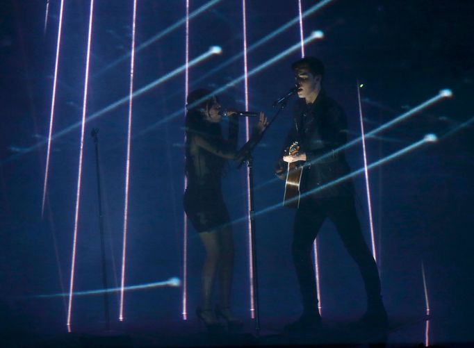 Singer Mendes performs &quot;I Know What You Did Last Summer&quot; with Cabello at the People's Choice Awards 2016 in Los Angeles