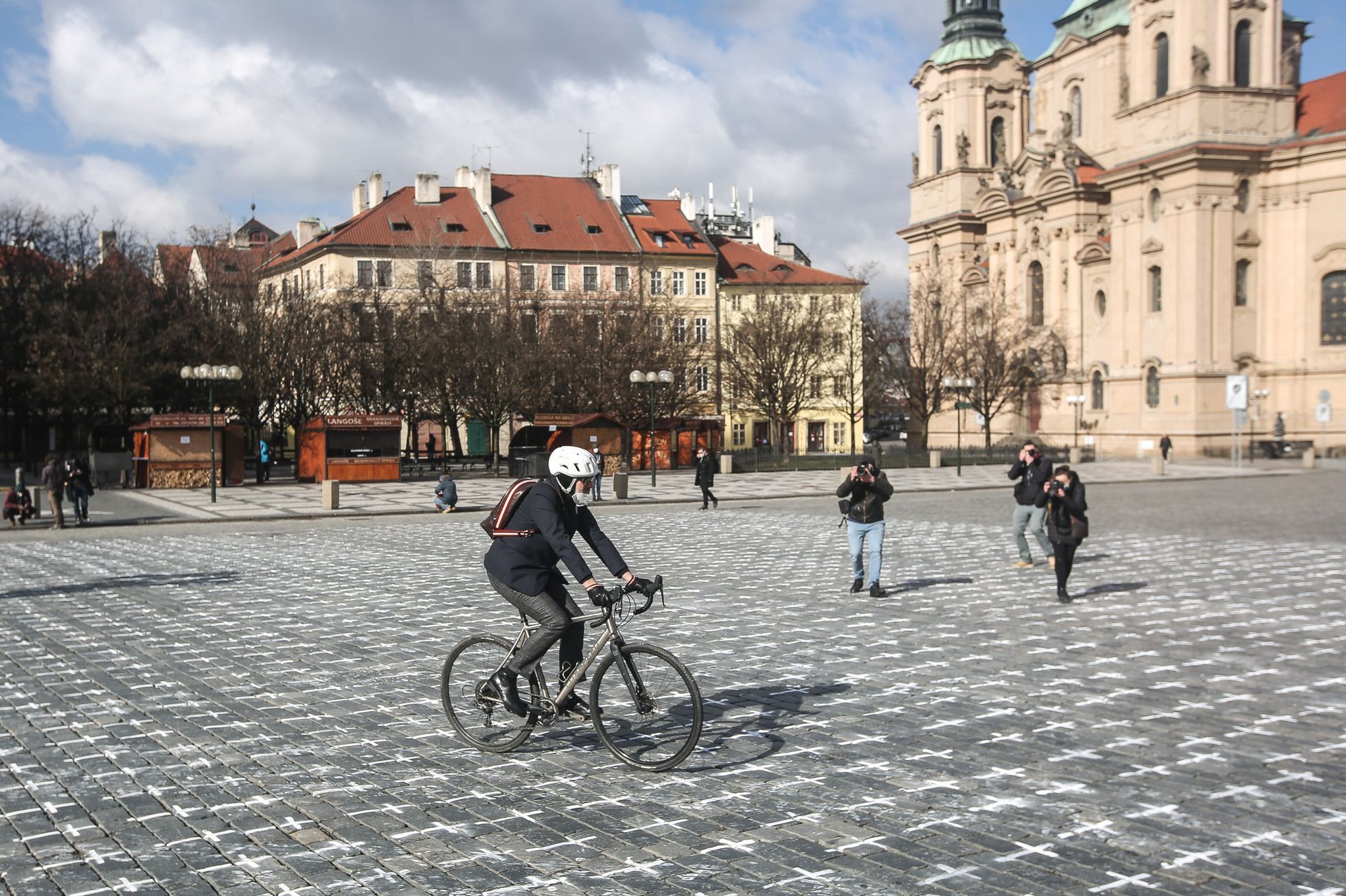 Staroměstské náměstí, kříže za oběti nemoci covid-19