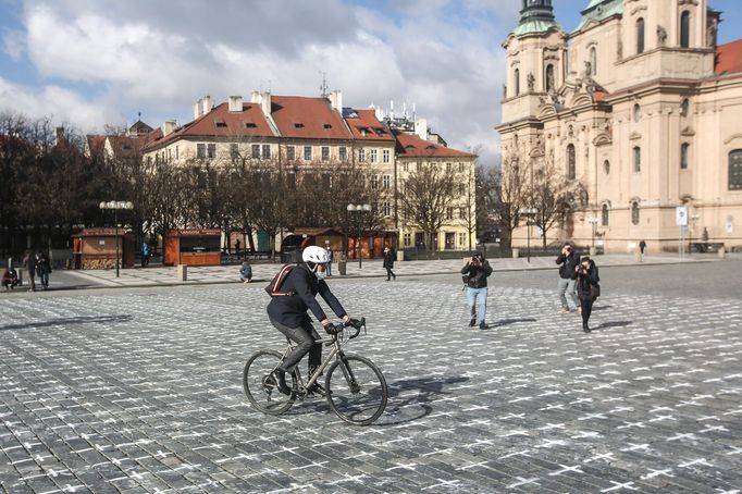 Staroměstské náměstí, kříže za oběti nemoci covid-19.