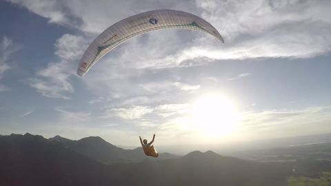 Čtvrtý den paraglidistického závodu přinesl úspěšné přistání na otočném bodu