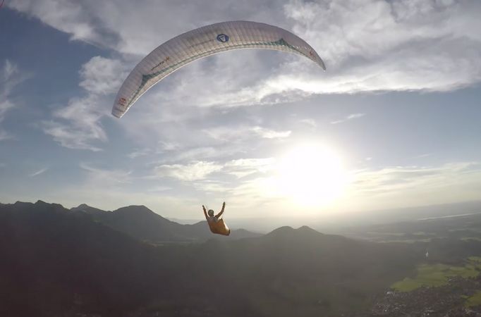 Čtvrtý den paraglidistického závodu přinesl úspěšné přistání na otočném bodu