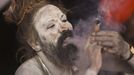 A Sadhu, or a Hindu holy man, smokes marijuana on a chillum on the banks of river Ganges ahead of the "Kumbh Mela" (Pitcher Festival) in the northern Indian city of Allahabad January 11, 2013. During the festival, Hindus take part in a religious gathering on the banks of the river Ganges. "Kumbh Mela" will return to Allahabad in 12 years. REUTERS/Ahmad Masood (INDIA - Tags: RELIGION SOCIETY) Published: Led. 11, 2013, 6:22 odp.