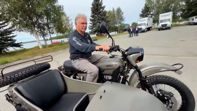Na summitu na Aljašce daroval Putin muži motocykl Ural