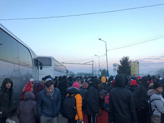 Lidé prchající z Ukrajiny čekají na hranicích s Polskem.