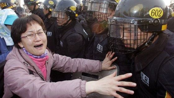 Vesničané protestují proti rozšiřování americké vojenské základny v Jižní Koreji