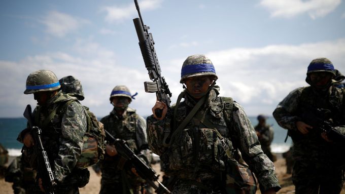 Jihokorejští vojáci nacvičují vylodění.