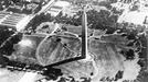 Washingtonův monument v East Potomac Park, letecký pohled, cca 1930, fotograf Walter Gircke.