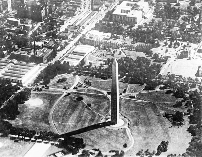 Washingtonův monument v East Potomac Park, letecký pohled, cca 1930, fotograf Walter Gircke.