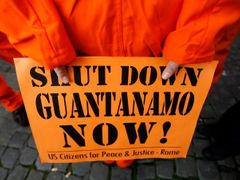Z Guantánama se stal symbol odporu proti podrývání lidských práv, k němuž za Bushova úřadování docházelo