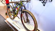 Schurter jel na velkých 29palcových kolech, která umožňují rychlejší jízdu a lépe zdolávají překážky (například takzvané rock garden, což jsou pasáže plné velkých kamenů).