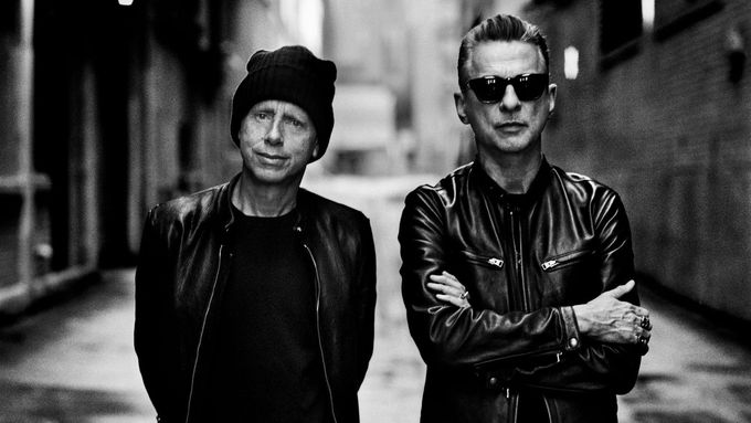 Na aktuálním snímku jsou Martin Gore a Dave Gahan z Depeche Mode.