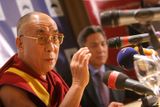 Na dopolední tiskové konferenci dalajlama zopakoval, že pro svoji zemi požaduje pouze autonomii a dodržování lidských práv a náboženských i politických svobod. "Z čistě materiálního hlediska je pro Tibet velmi výhodné být součástí rychle se rozvíjející Číny," zdůraznil.