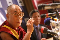 Čínští piráti napadli dalajlámu i NATO
