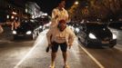 A member of the group called Traffic Psychologists perform next to cars along a road in front of traffic lights in Sao Paulo July 24, 2012. Traffic Psychologists is a non-profit non-governmental organization which aims to humanize traffic and reduce the level of stress caused to drivers. Sao Paulo has more than 7 million vehicles, according to figures from the state transport authority Detran. REUTERS/Nacho Doce (BRAZIL - Tags: TRANSPORT SOCIETY) Published: Čec. 24, 2012, 5:40 dop.