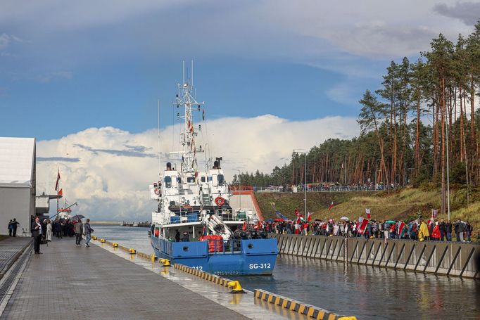 Slavnostní otevření průplavu přes Viselskou kosu v Baltském moři.