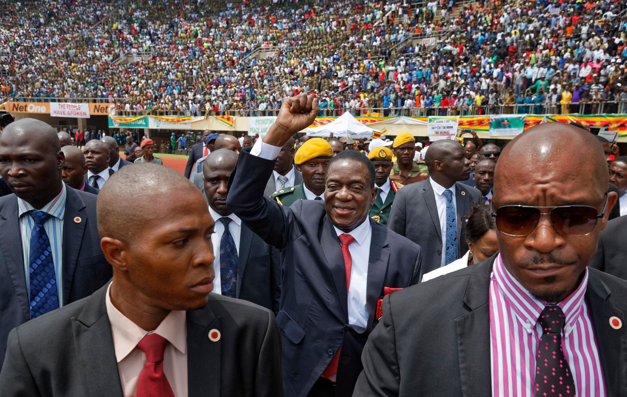 Emmerson Mnangagwa (uprostřed) na své inauguraci.