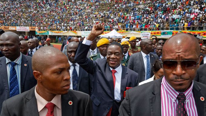 Emmerson Mnangagwa (uprostřed) na své inauguraci.