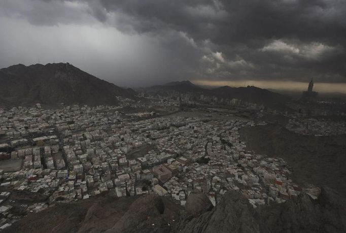 A general view of the holy city of Mecca from the top of Mount Noor where Muslims believe Prophet Mohammad received the first words of the Koran through Gabriel, during the annual haj pilgrimage October 21, 2012. REUTERS/Amr Abdallah Dalsh (SAUDI ARABIA - Tags: RELIGION CITYSPACE) Published: Říj. 21, 2012, 9:43 odp.