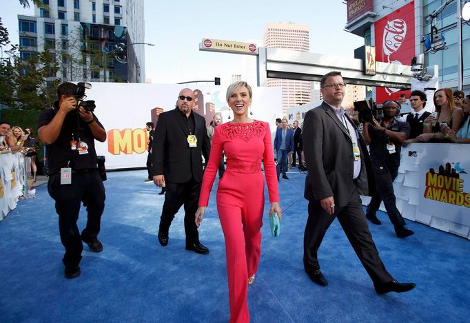 Scarlett Johansson arrives at the 2015 MTV Movie Awards in Los Angeles