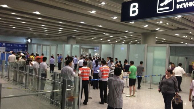 Policisté zasahují v příletovém prostoru pekingského letiště, kde útočník odpálil výbušninu.