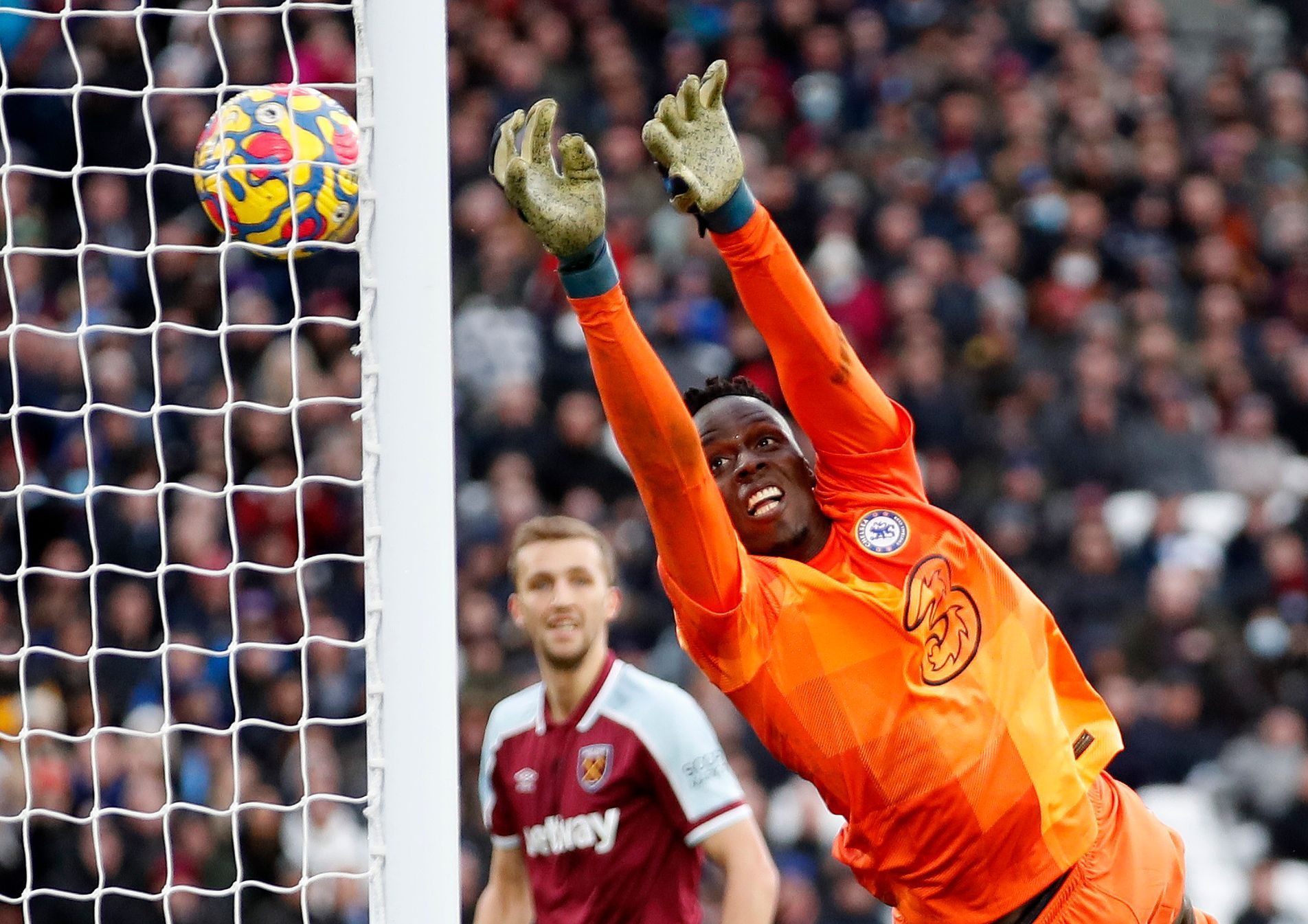 fotbal, anglická liga 2021/2022, Premier League - West Ham United v Chelsea, Edouard Mendy inkasuje rozhodujícígól