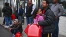 Residents hold containers while waiting for hours to get fuel from a gas station in the New York City borough of Queens on November 1, 2012. A fuel supply crisis stalling the New York City area's recovery from Hurricane Sandy and reviving memories of the 1970s gasoline shortages stem from multiple factors, ranging from flooding to power outages to a diesel spill. REUTERS/Adrees Latif (UNITED STATES - Tags: DISASTER ENVIRONMENT ENERGY) Published: Lis. 1, 2012, 8:59 odp.