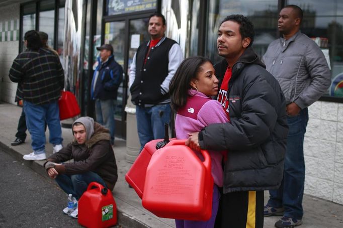 Residents hold containers while waiting for hours to get fuel from a gas station in the New York City borough of Queens on November 1, 2012. A fuel supply crisis stalling the New York City area's recovery from Hurricane Sandy and reviving memories of the 1970s gasoline shortages stem from multiple factors, ranging from flooding to power outages to a diesel spill. REUTERS/Adrees Latif (UNITED STATES - Tags: DISASTER ENVIRONMENT ENERGY) Published: Lis. 1, 2012, 8:59 odp.