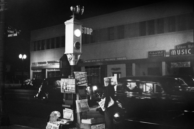 Semafor v noci, Sunset and Vine Blvds., Los Angeles, Kalifornie, USA, 1940.