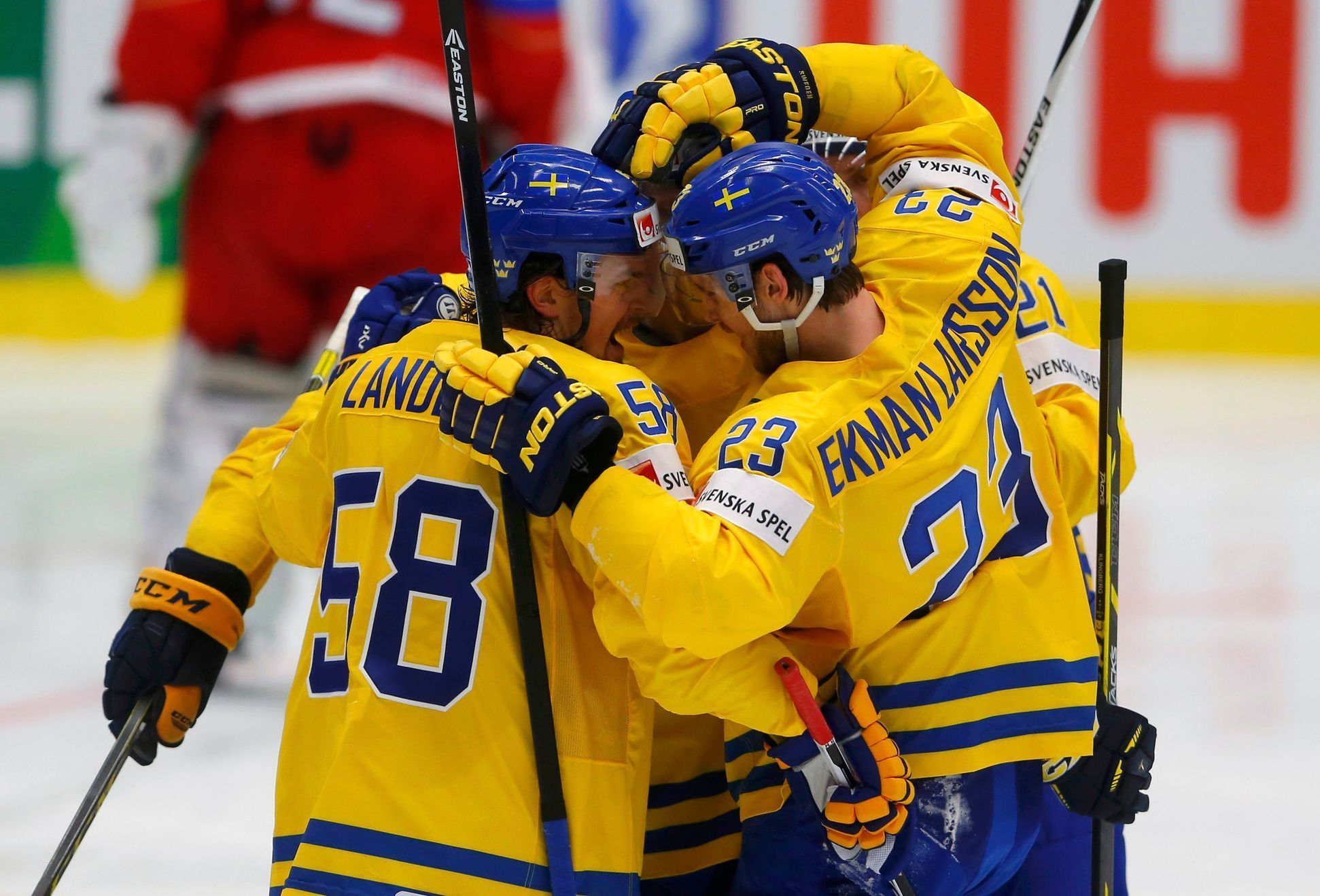 MS 2015, Švédsko - Rusko: Anton Lander (vlevo) slaví gól