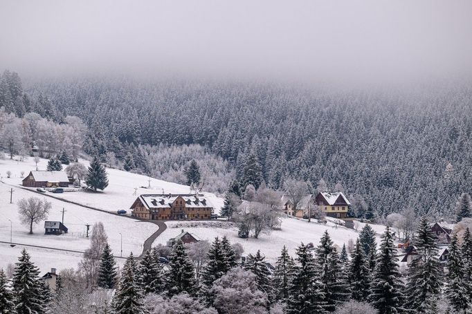 První sníh v Peci pod Sněžkou.