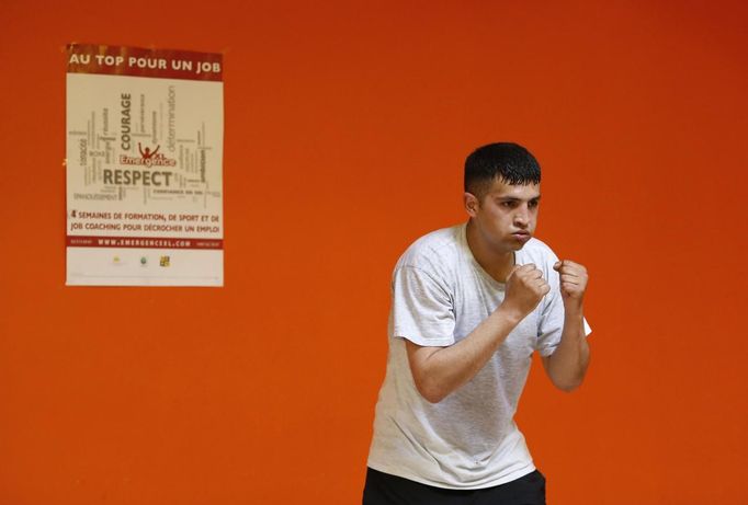 Unemployed Belgian Mohamed Sammar takes part in a "Fit for a job" boxing class in Brussels July 1, 2013. Sammar, 27, has been looking for a job in the construction sector for 2 years. "Fit for a job" is the initiative of former Belgian boxing champion Bea Diallo, whose goal was to restore the confidence of unemployed people and help them find a job through their participation in sports. Picture taken July 1, 2013. REUTERS/Francois Lenoir (BELGIUM - Tags: SPORT BOXING SOCIETY BUSINESS EMPLOYMENT) Published: Čec. 5, 2013, 4:28 odp.