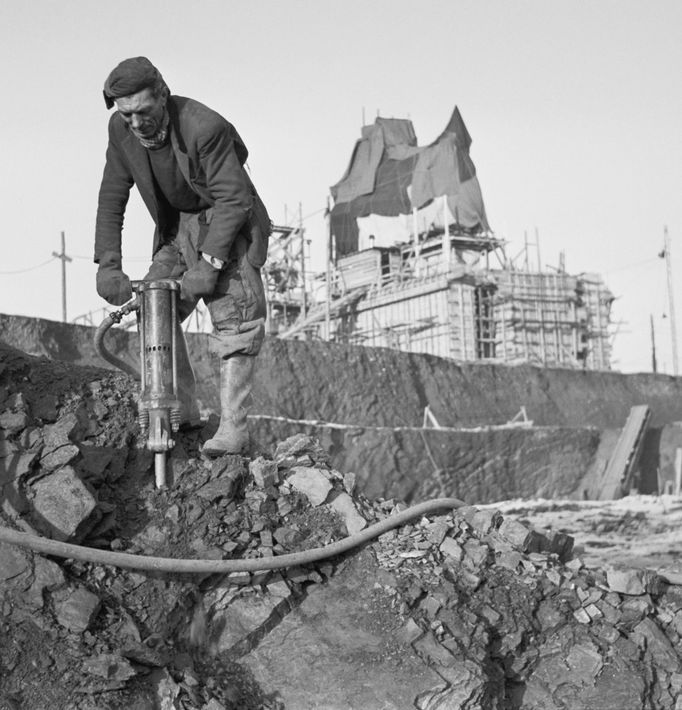 Archivní fotografie z éry 50. a 60. let 20. století, kdy na Letné v Praze vznikl a později zanikl nechvalně proslulý Stalinův památník.