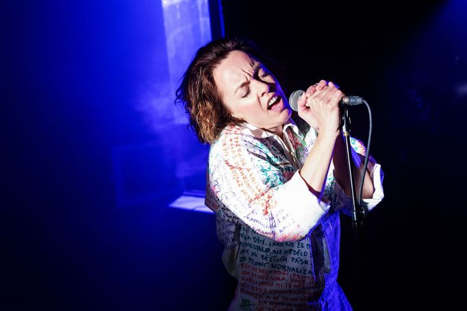 Z inscenace Kuchařka pro disidenty, kterou uvádí Divadlo D21.