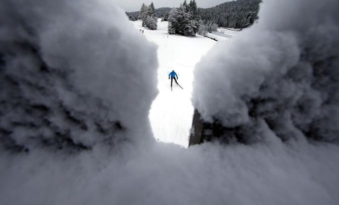 A cross country skier skis on a track in the western Austrian village of Seefeld, some 30km (19 miles) west of Innsbruck, November 29, 2012, following the first snowfall of the season. REUTERS/ Dominic Ebenbichler (AUSTRIA - Tags: ENVIRONMENT TPX IMAGES OF THE DAY) Published: Lis. 29, 2012, 1:15 odp.