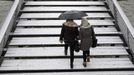 Women holding an umbrella walk on a snow-covered bridge over the River Seine in Paris March 12, 2013 as winter weather with snow and freezing temperatures returns to northern France. REUTERS/Gonzalo Fuentes (FRANCE - Tags: ENVIRONMENT) Published: Bře. 12, 2013, 3:05 odp.