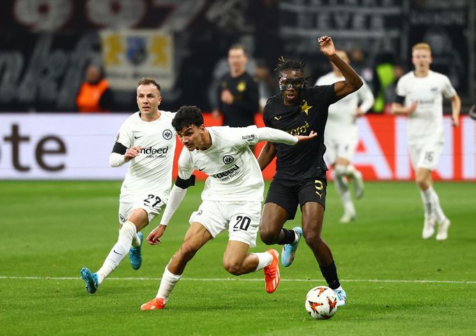 Igoh Ogbu v zápase Slavie ve Frankfurtu v Evropské lize