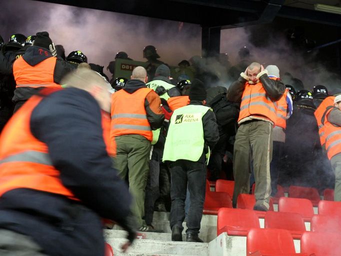 Zásah pořadatelů a policie proti fanouškům Spartaku o poločase.