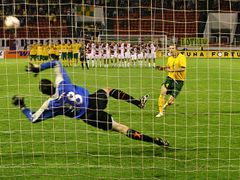 Benjamin Vomáčka (MSK Žilina) přestřeluje bránu a Slavia se může radovat z vítězství 4:3 na penalty a postupu do dalšího kola.