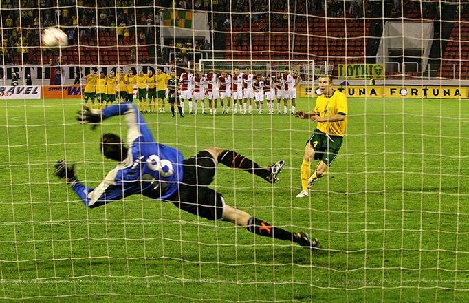 Benjamin Vomáčka (MSK Žilina) přestřeluje bránu a Slavia se může radovat z vítězství 4:3 na penalty a postupu do dalšího kola.