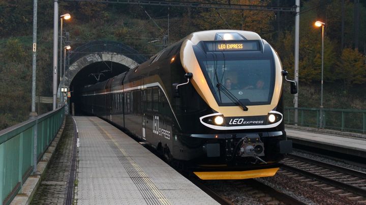 Češi zůstávají doma. Ubyla skoro polovina cestujících, dopravci ruší vlaky i autobusy