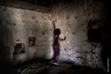 Fotografova dcera Itzel Martínezová si hraje v domě prarodičů. Tři její příbuzní zmizeli v roce 2013. O jednom už se ví, že byl zavražděn.