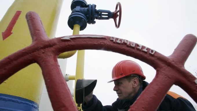 Dělník kontroluje tlak v plynárně Bojarka nedaleko Kyjeva.