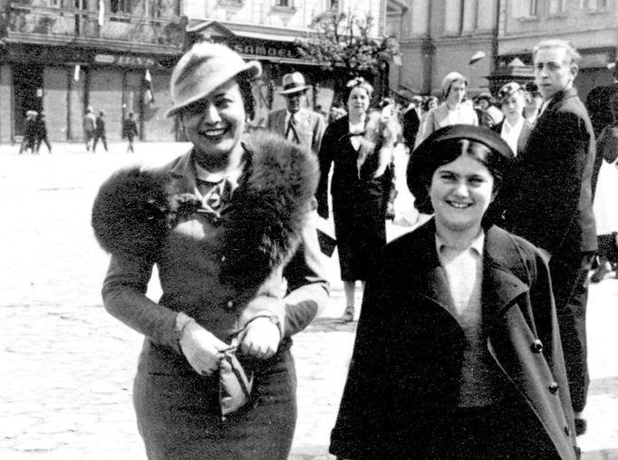 Renia Spiegel s matkou Różou v Přemyšli, kolem roku 1939, ještě před začátkem války.