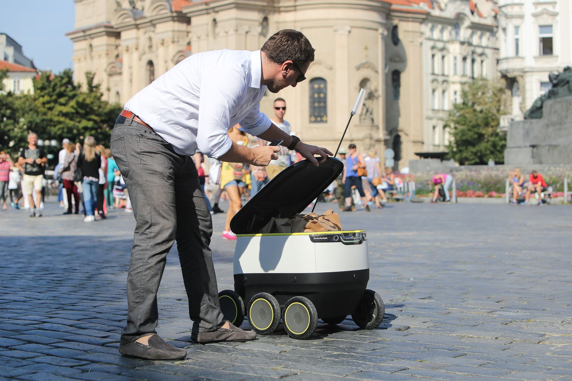Samodoručovací robot firmy Starship Technologies prvně v Praze pro Rohlik.cz